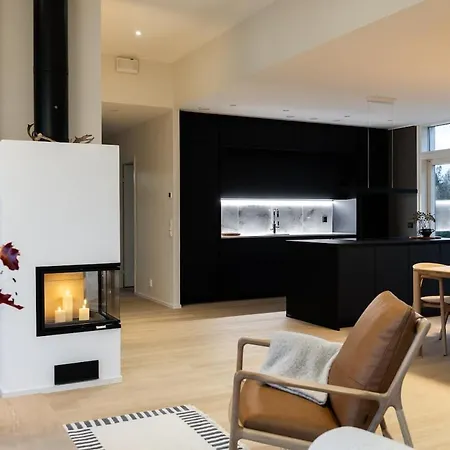 Arctic Haven - Waterfront Villa *