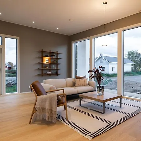 Arctic Haven - Waterfront Villa *